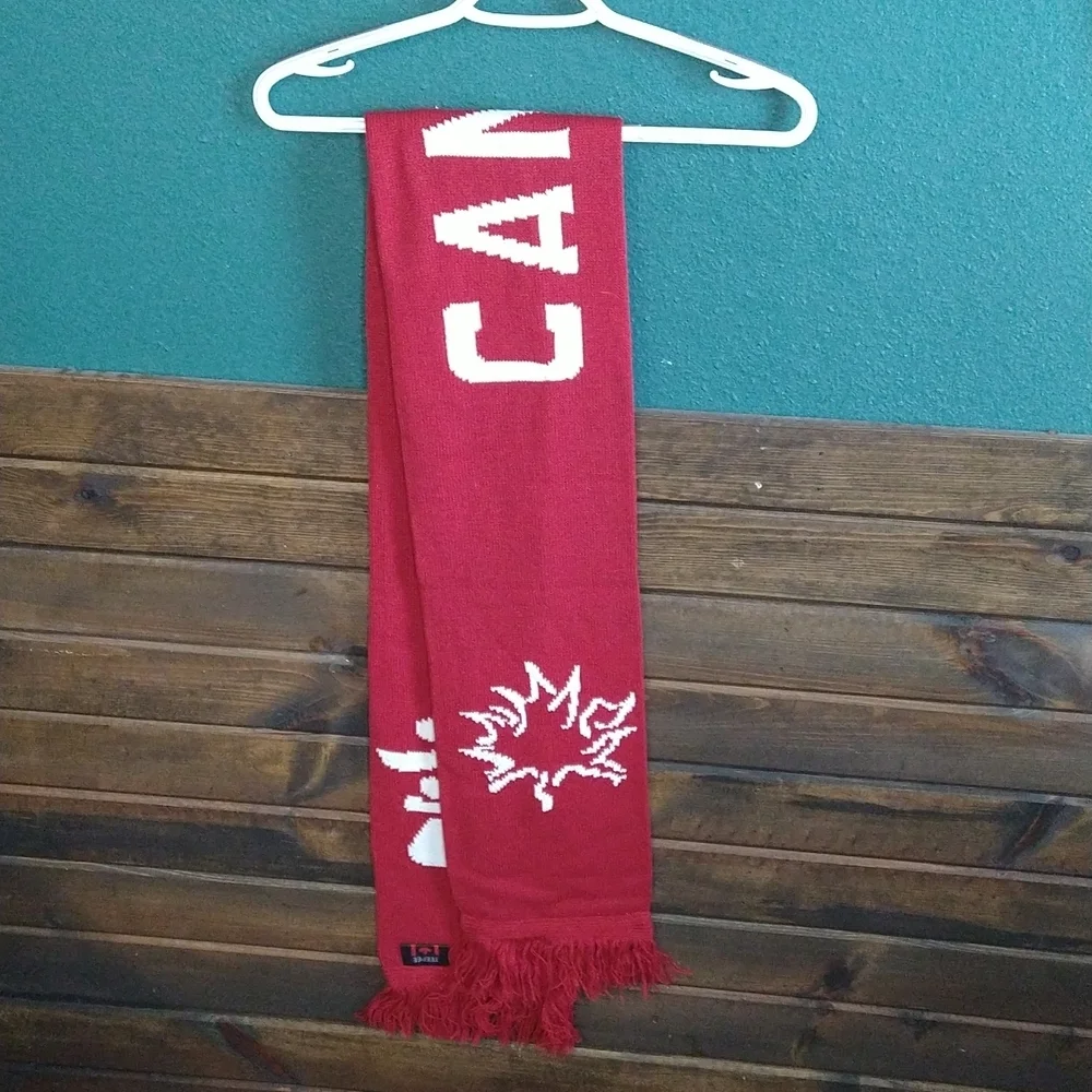 TeePee Knit Canada Scarf